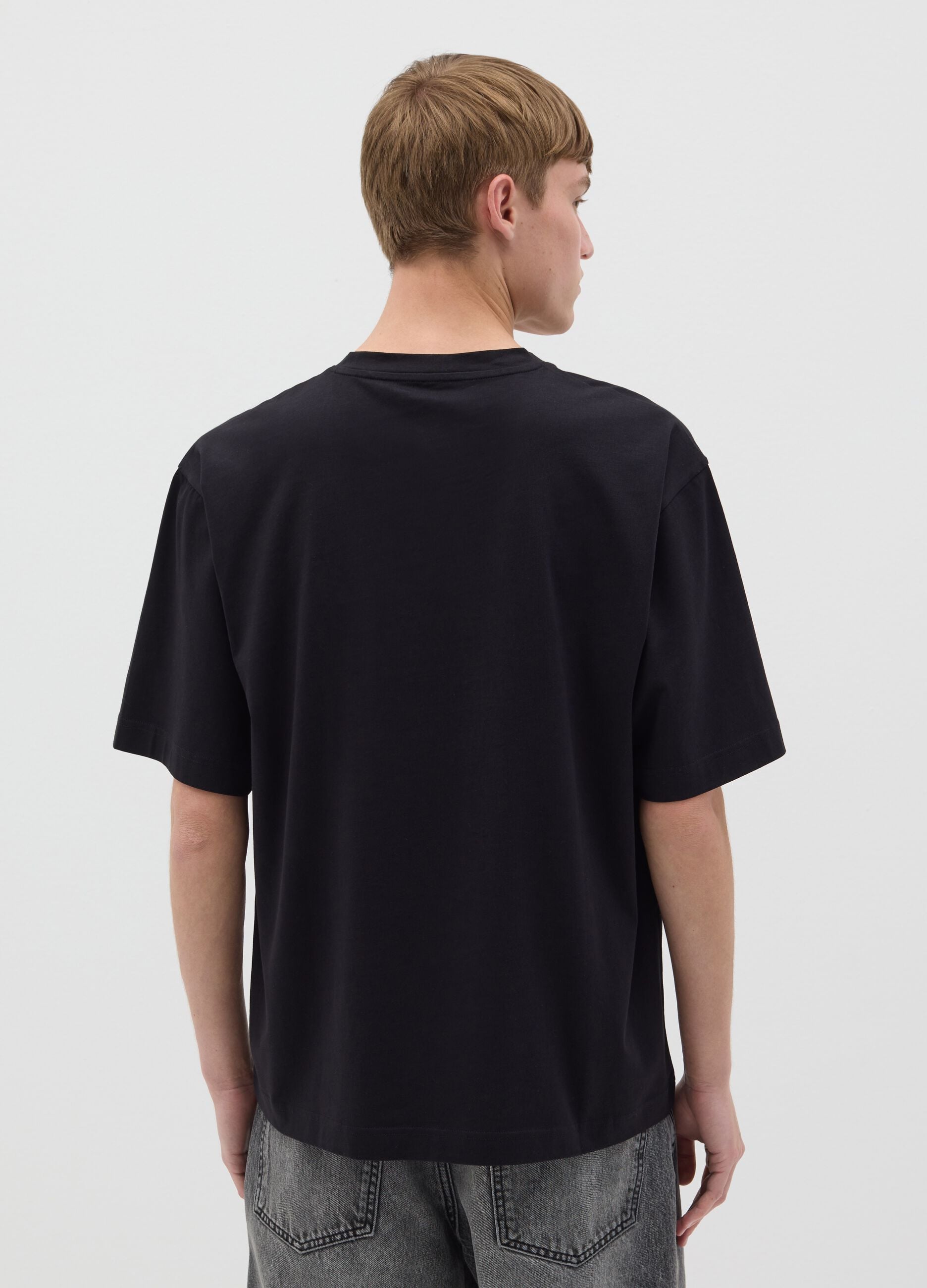 Men&rsquo;s black boxy-fit T-shirt in 100% cotton with Surf Beach Bar print