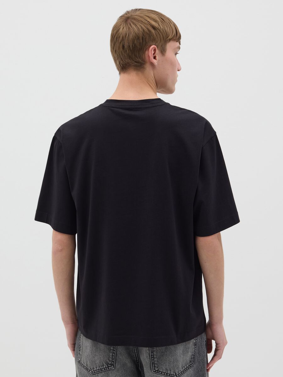 Men&rsquo;s black boxy-fit T-shirt in 100% cotton with Surf Beach Bar print_2