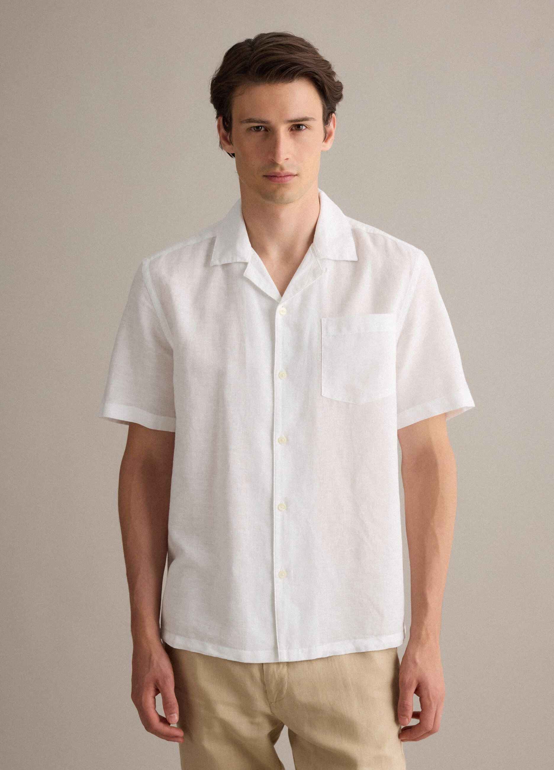 Camicia bianca in misto lino e cotone con collo bowling regular fit