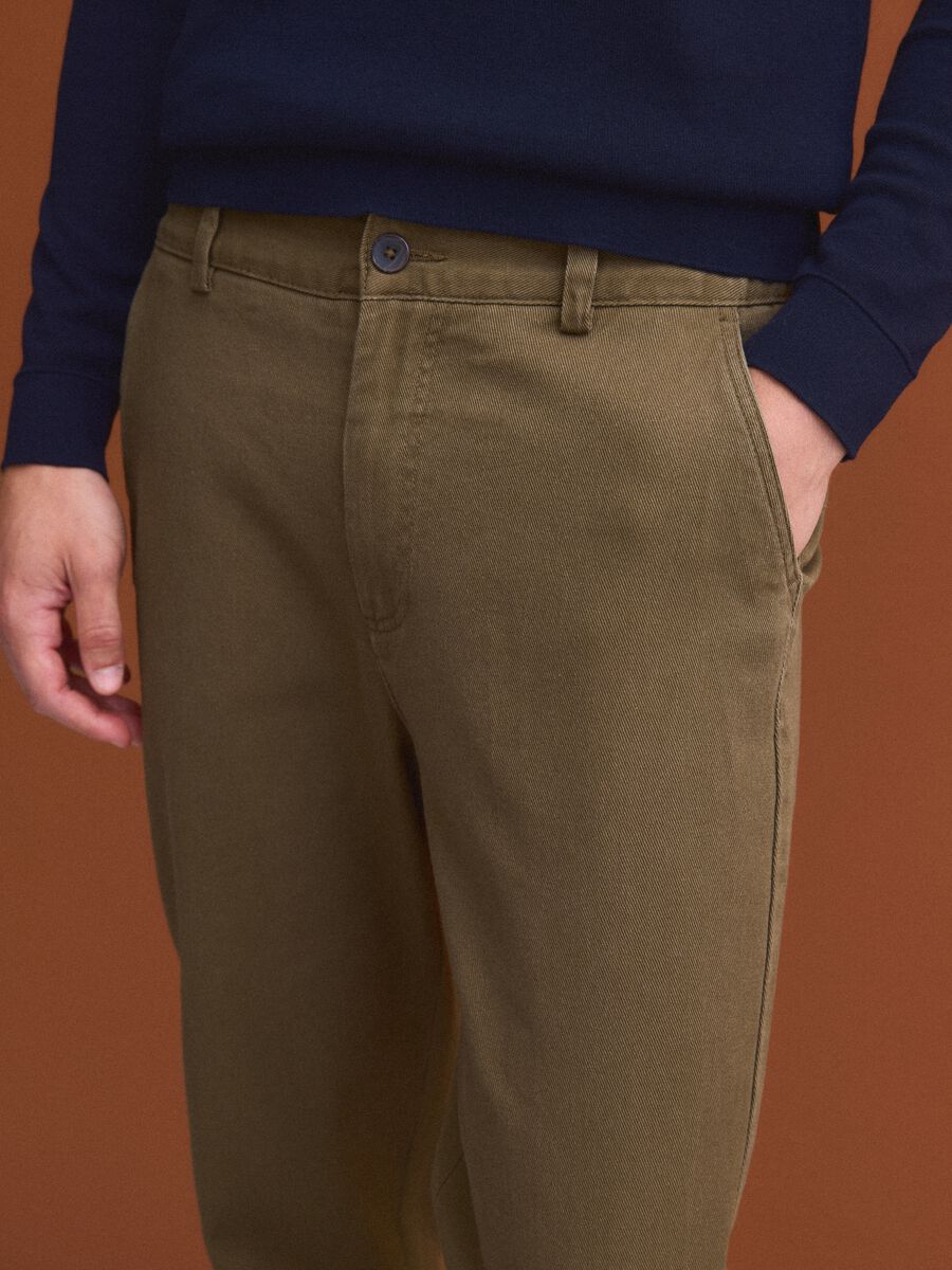 Pantaloni chino marroni in cotone elasticizzato straight fit_3