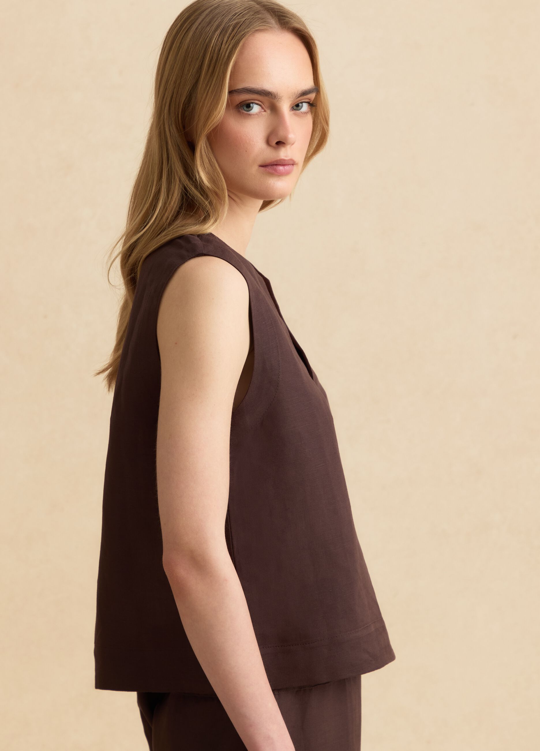 Brown oversized top in linen and viscose blend