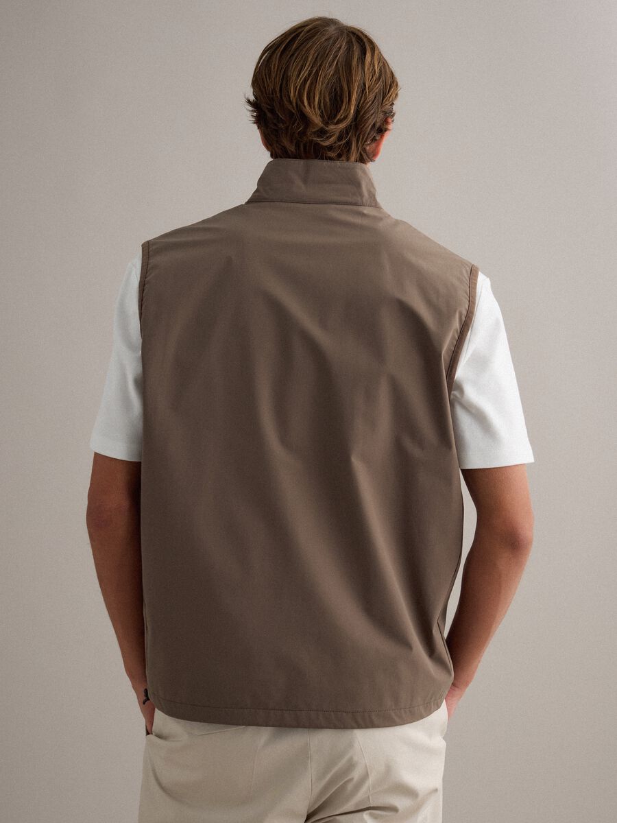 Ultra-light brown regular fit gilet with full zip_3