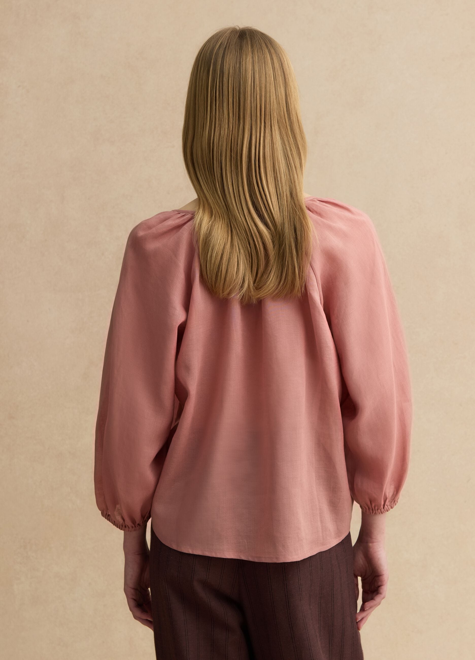 Pink ramie and lyocell-blend shirt with V-neck, regular fit