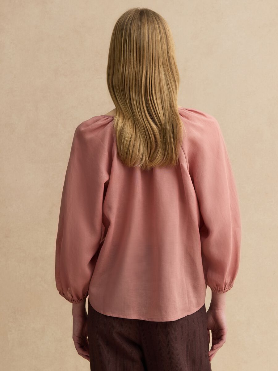 Pink ramie and lyocell-blend shirt with V-neck, regular fit_3