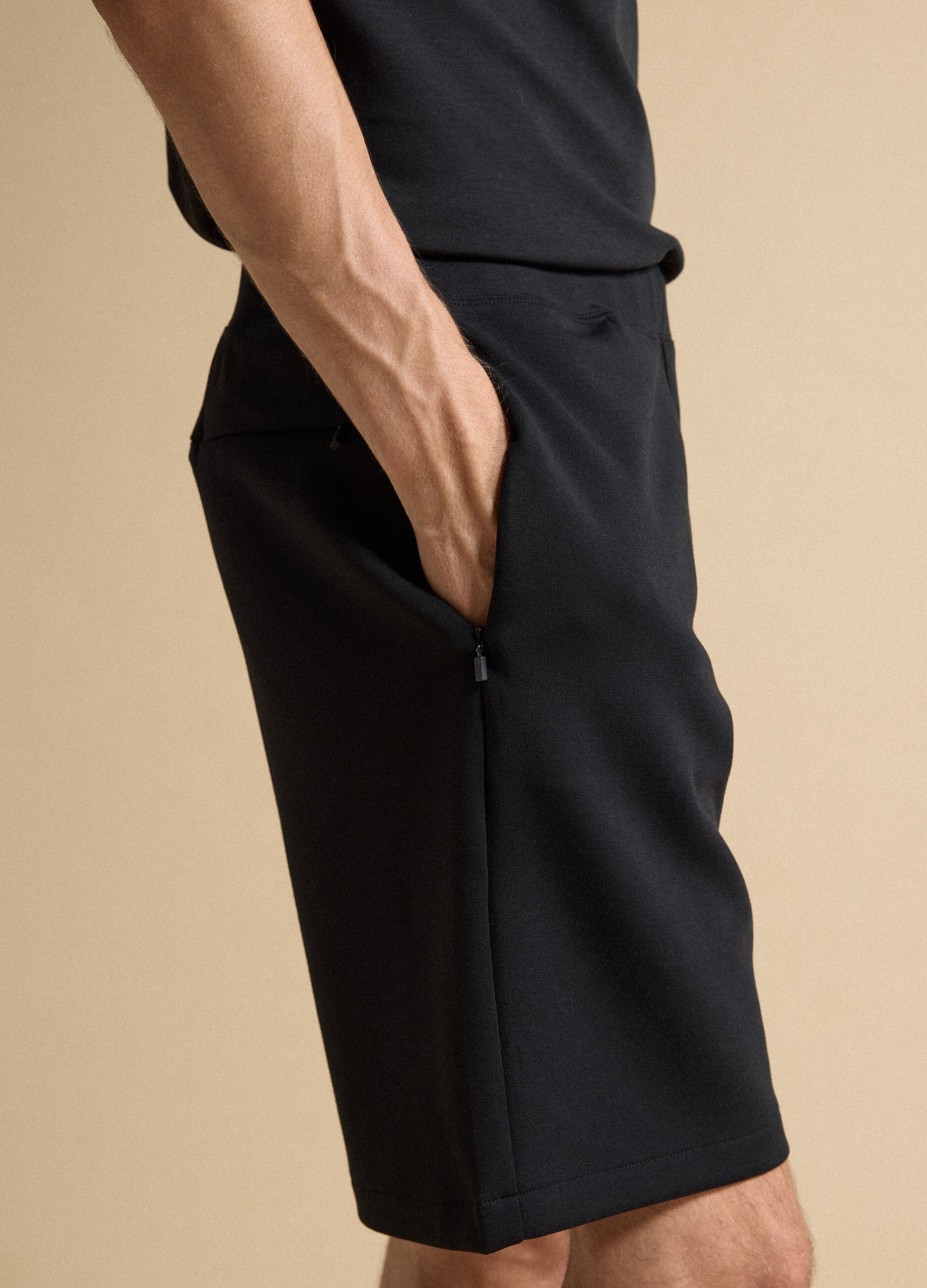 Breathable black 2-way stretch shorts