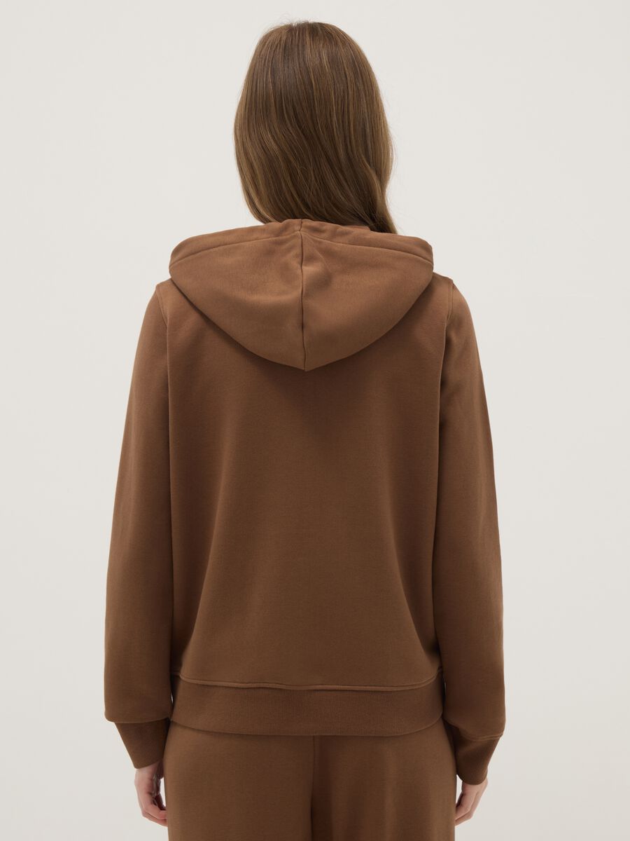 Felpa in misto cotone marrone regular fit con cappuccio e zip_2