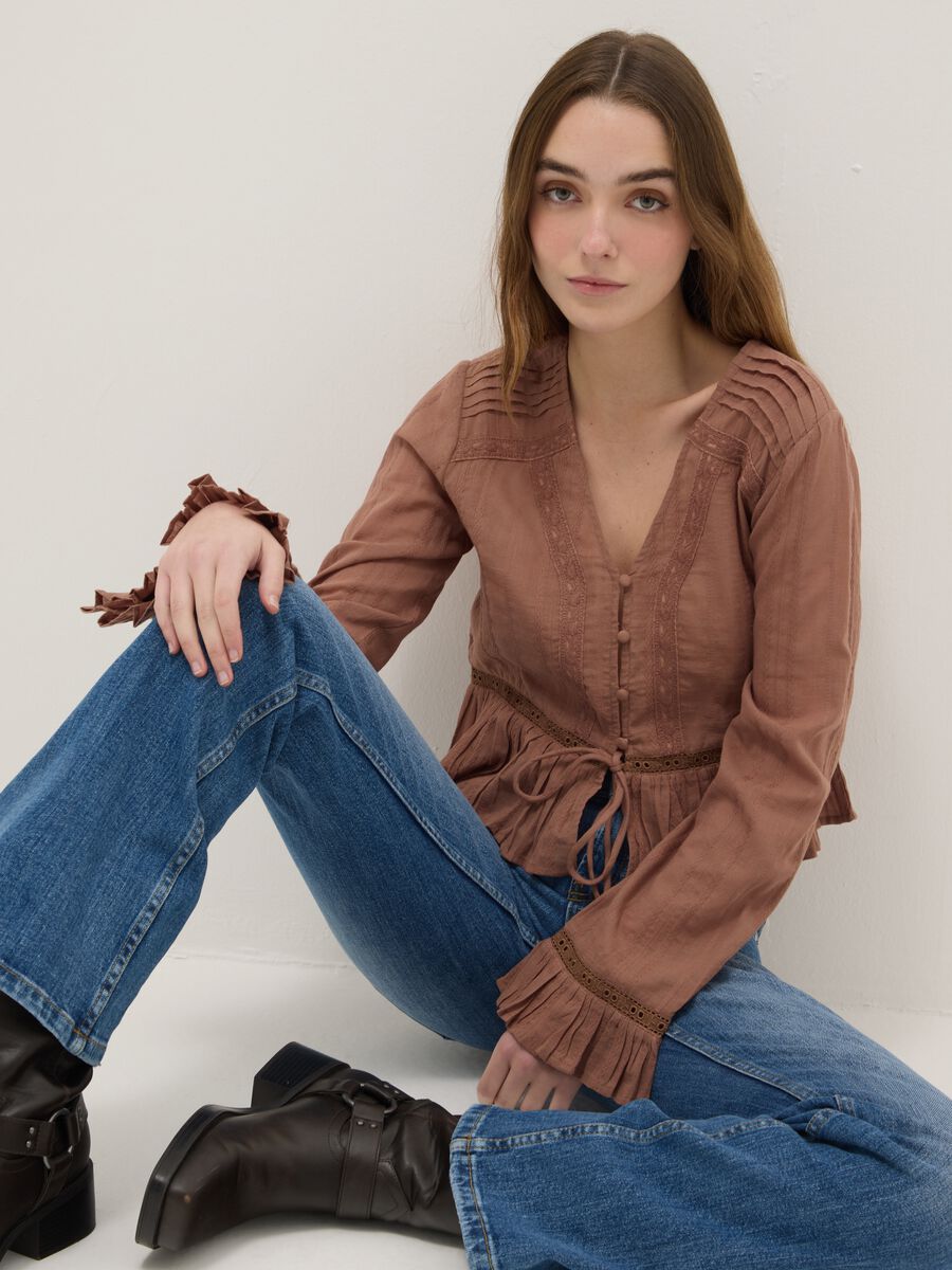 Camicia in puro cotone marrone regular fit con volant_1