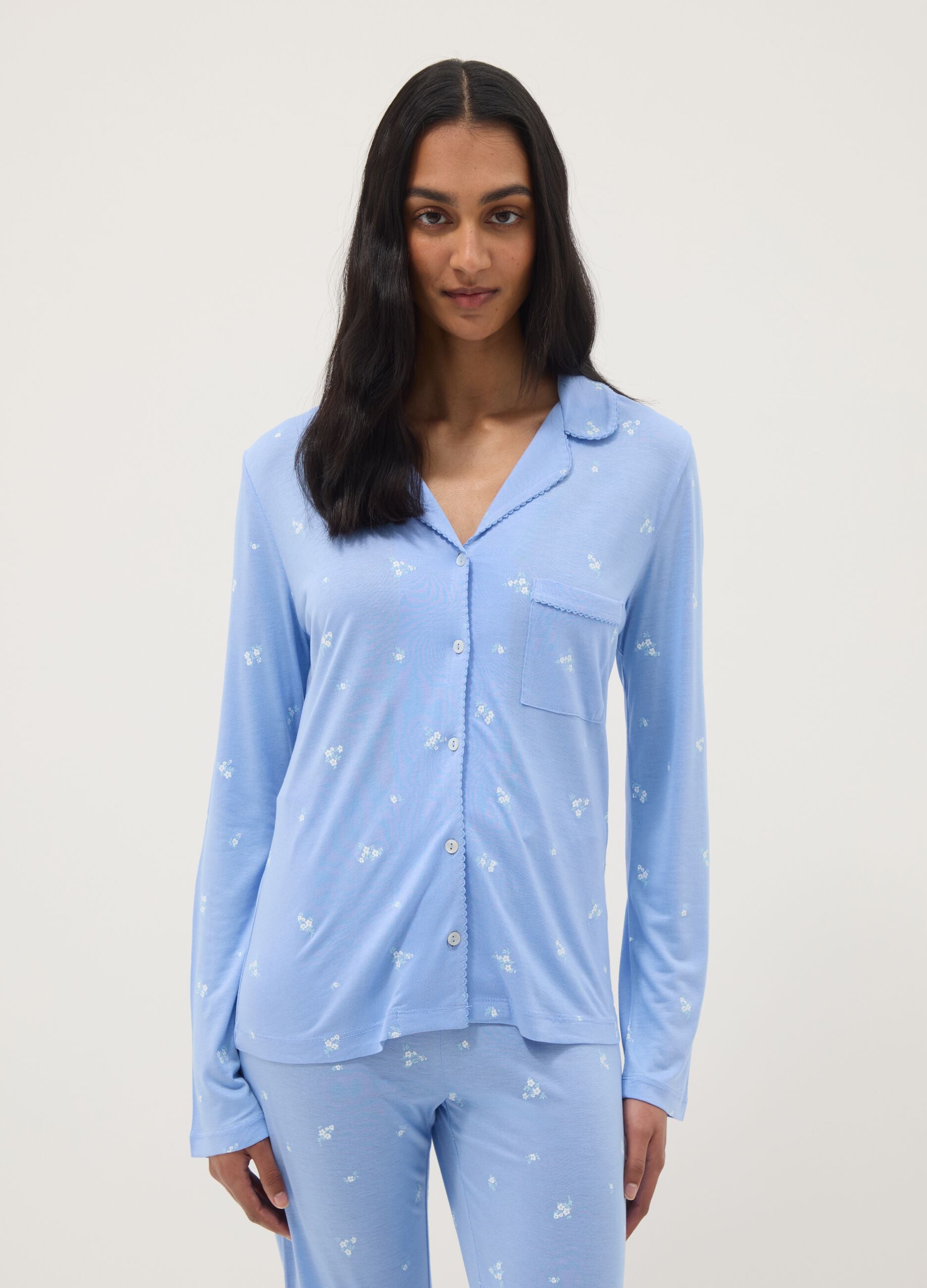 Blue viscose pyjamas in regular fit with floral pattern