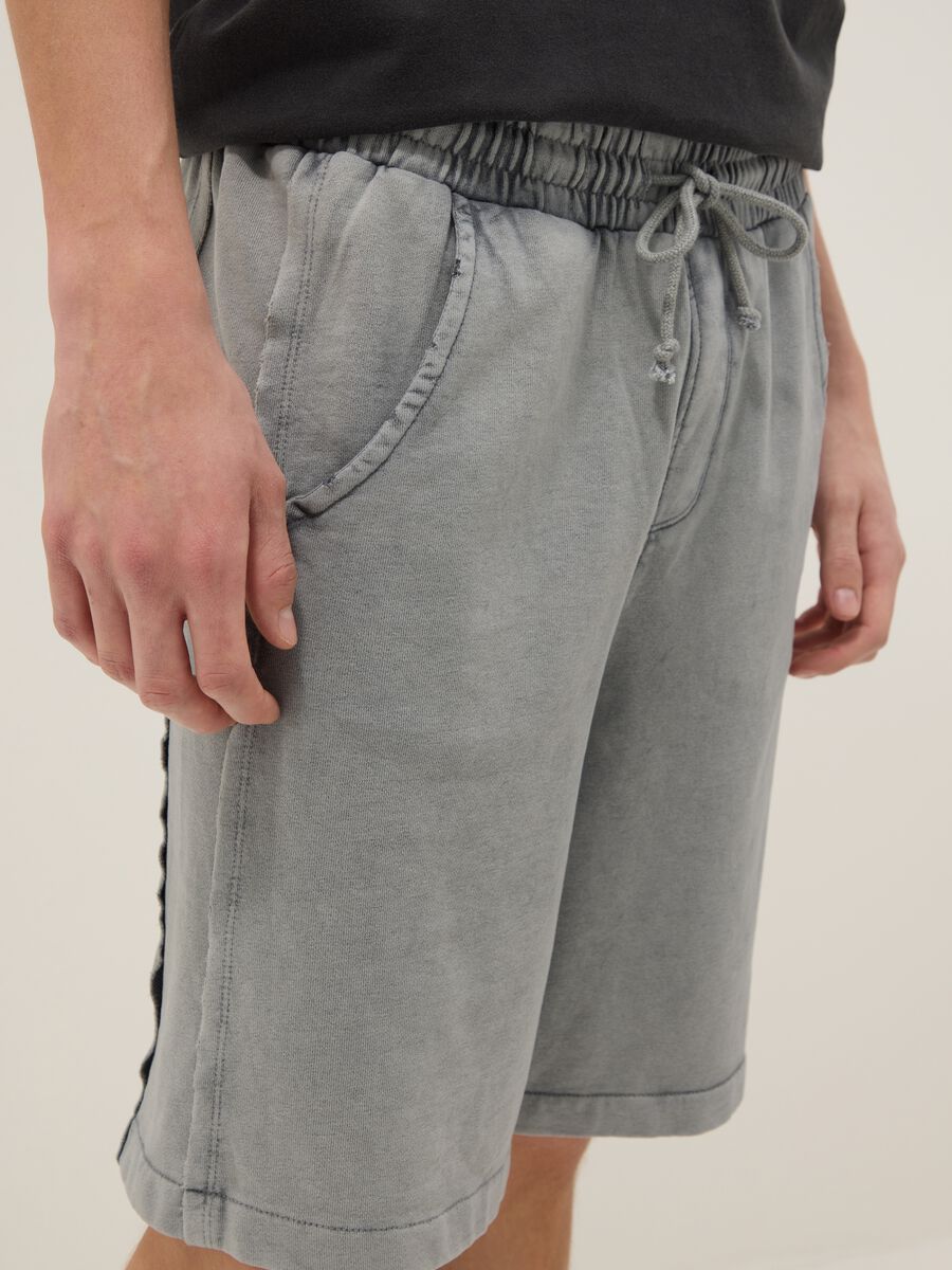 Bermuda grigi in misto cotone con vita elastica_3