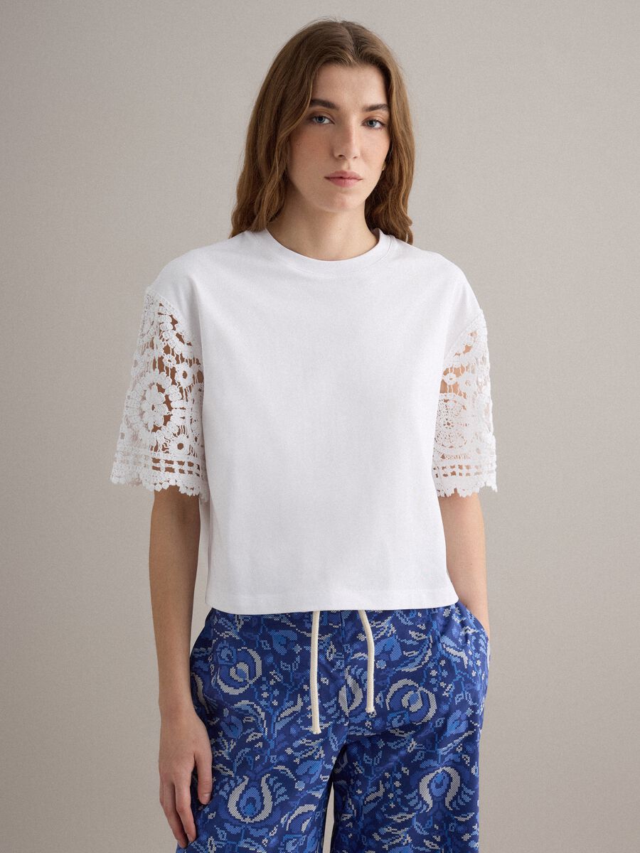 T-shirt bianca a maniche corte in misto cotone con dettagli a rete_0
