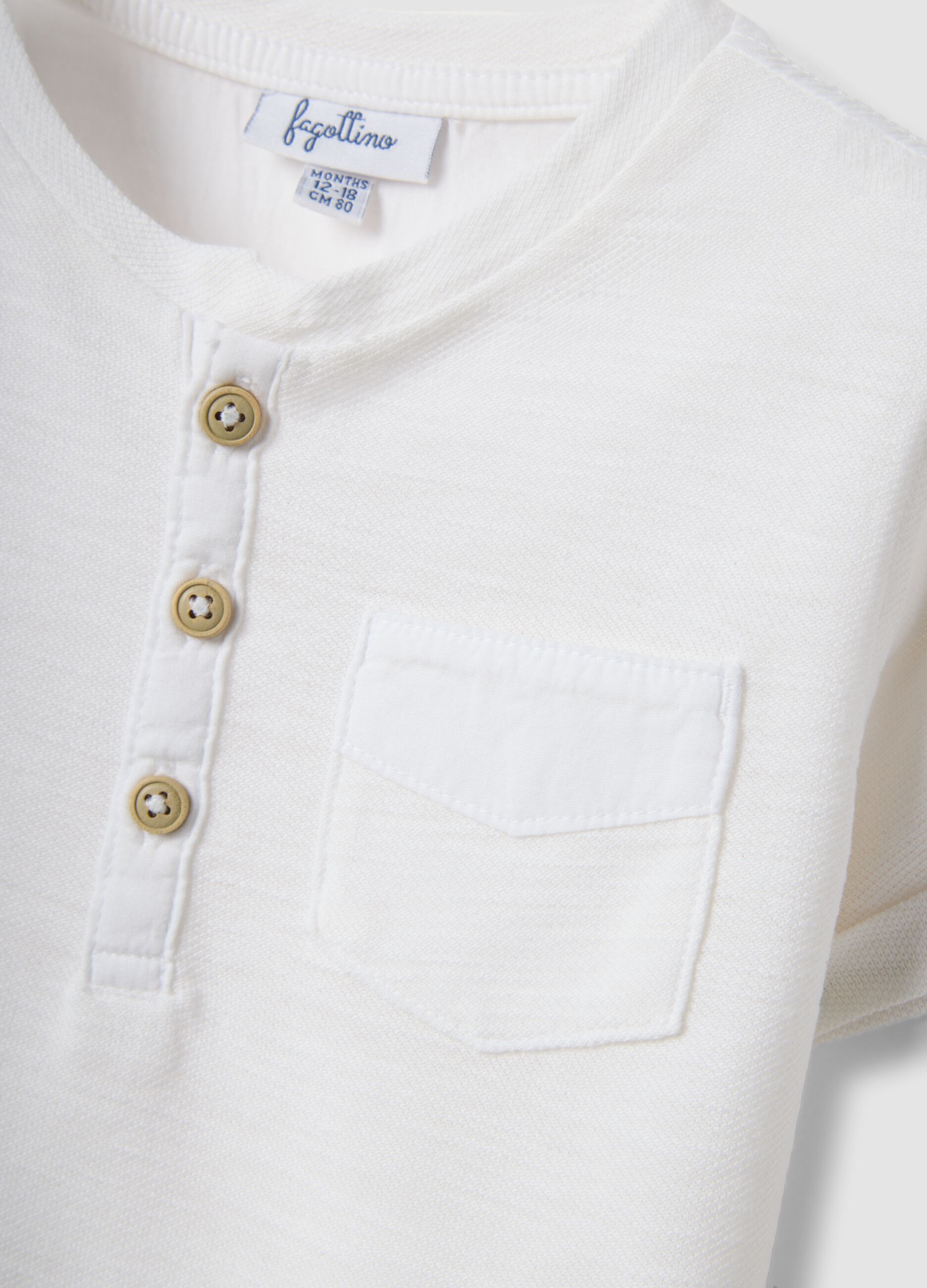 White pure cotton boys' t-shirt with regular fit and pocket