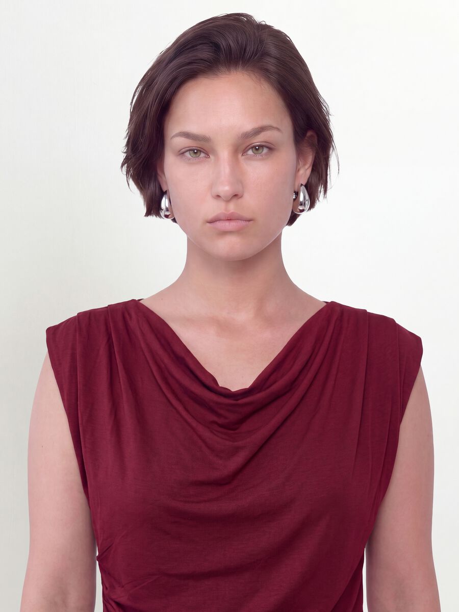 T-shirt rossa in viscosa elasticizzata con scollo drappeggiato_1