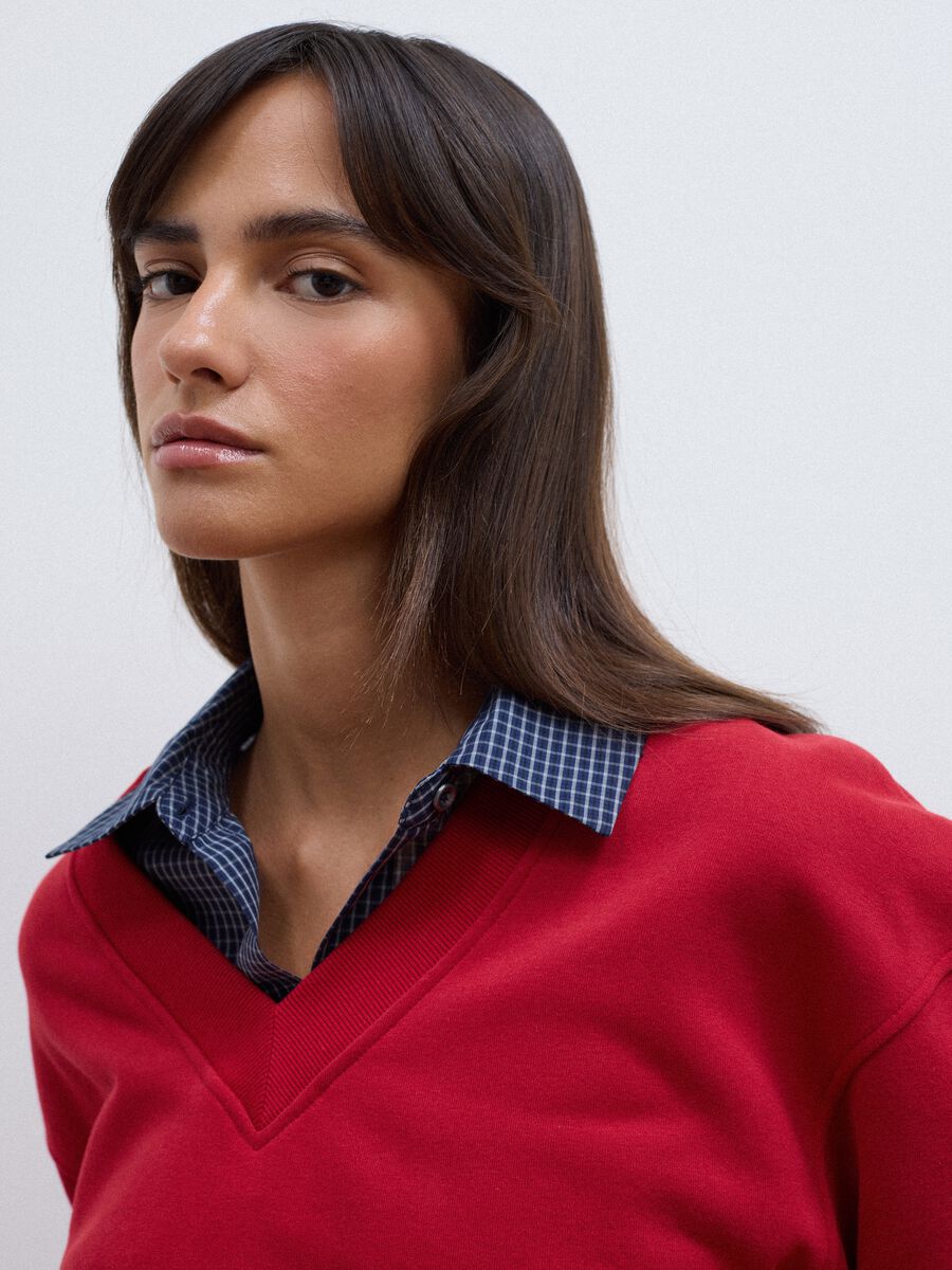 Felpa rossa in misto cotone con scollo a V over fit_1