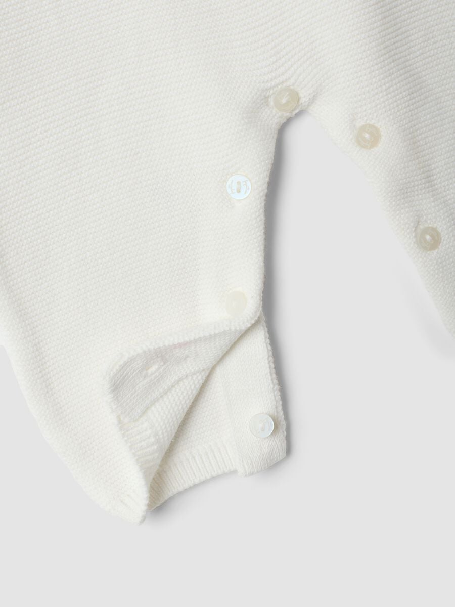White organic cotton baby sleepsuit with cable knit detail_3