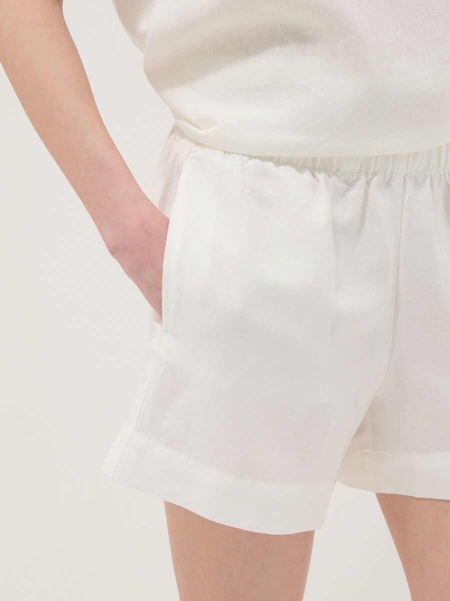 White linen-viscose blend shorts with elasticated waist, regular fit_3