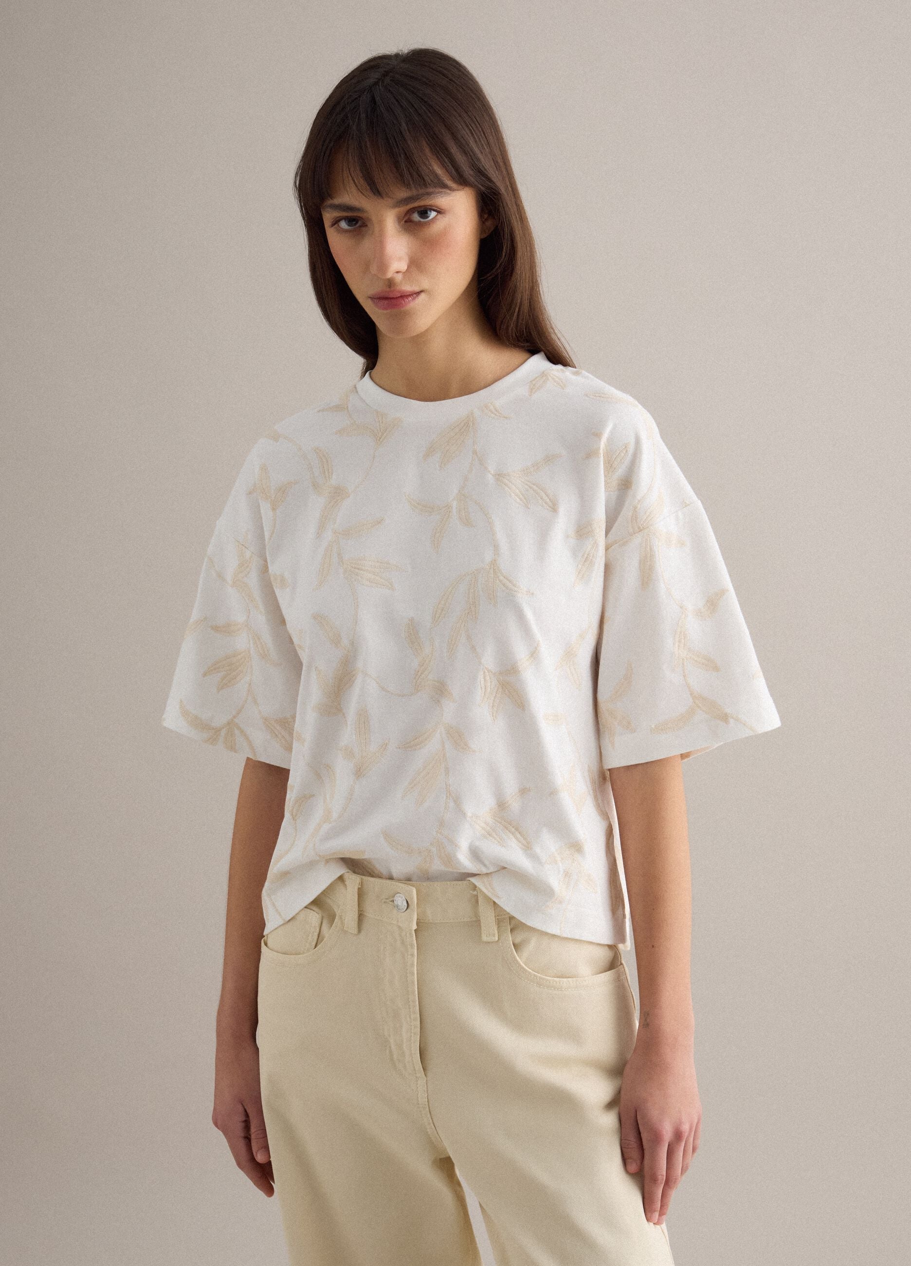 White pure cotton t-shirt relaxed fit with floral embroidery