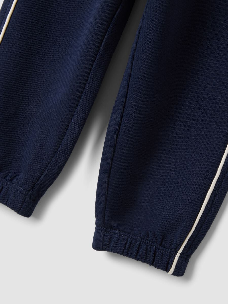 Pantaloni jogger blu in puro cotone organico con coulisse per bimbo_2
