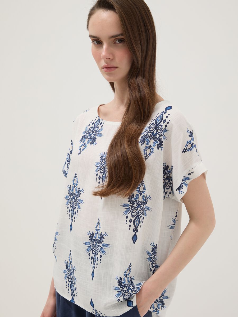 White pure viscose blouse with blue print, regular fit_0