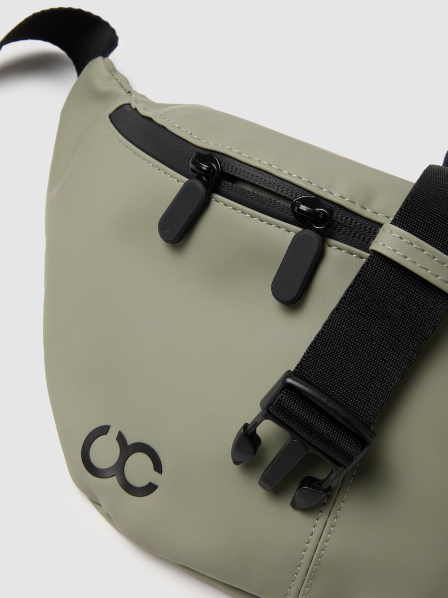 Marsupio verde con zip e cintura regolabile_2