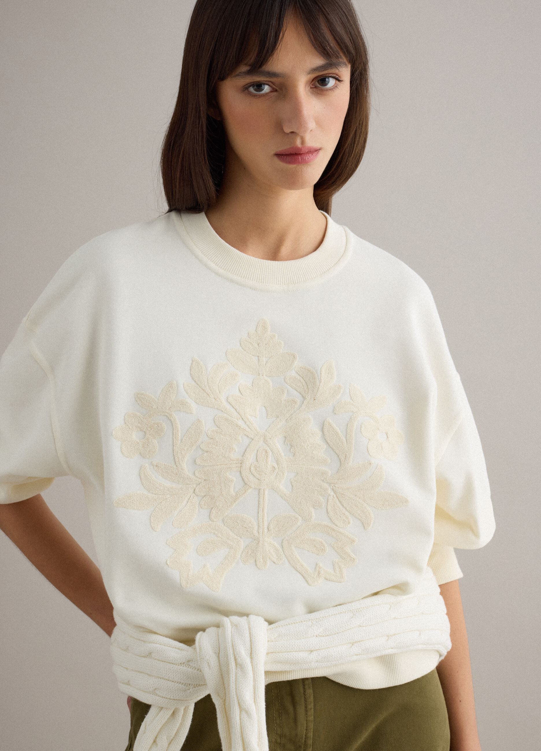 White cotton blend crew neck jumper regular fit with floral embroidery