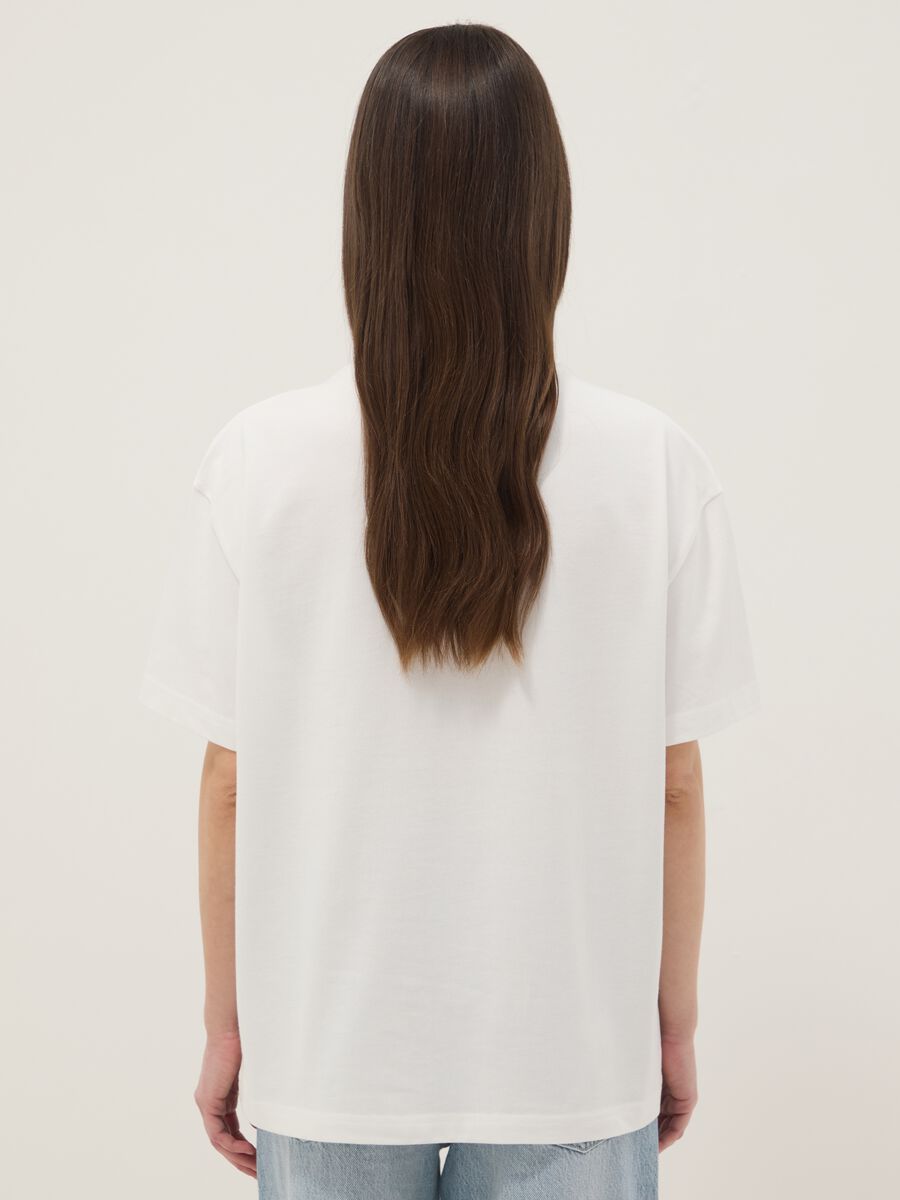 Oversized white pure cotton T-shirt with print and V-neck_3