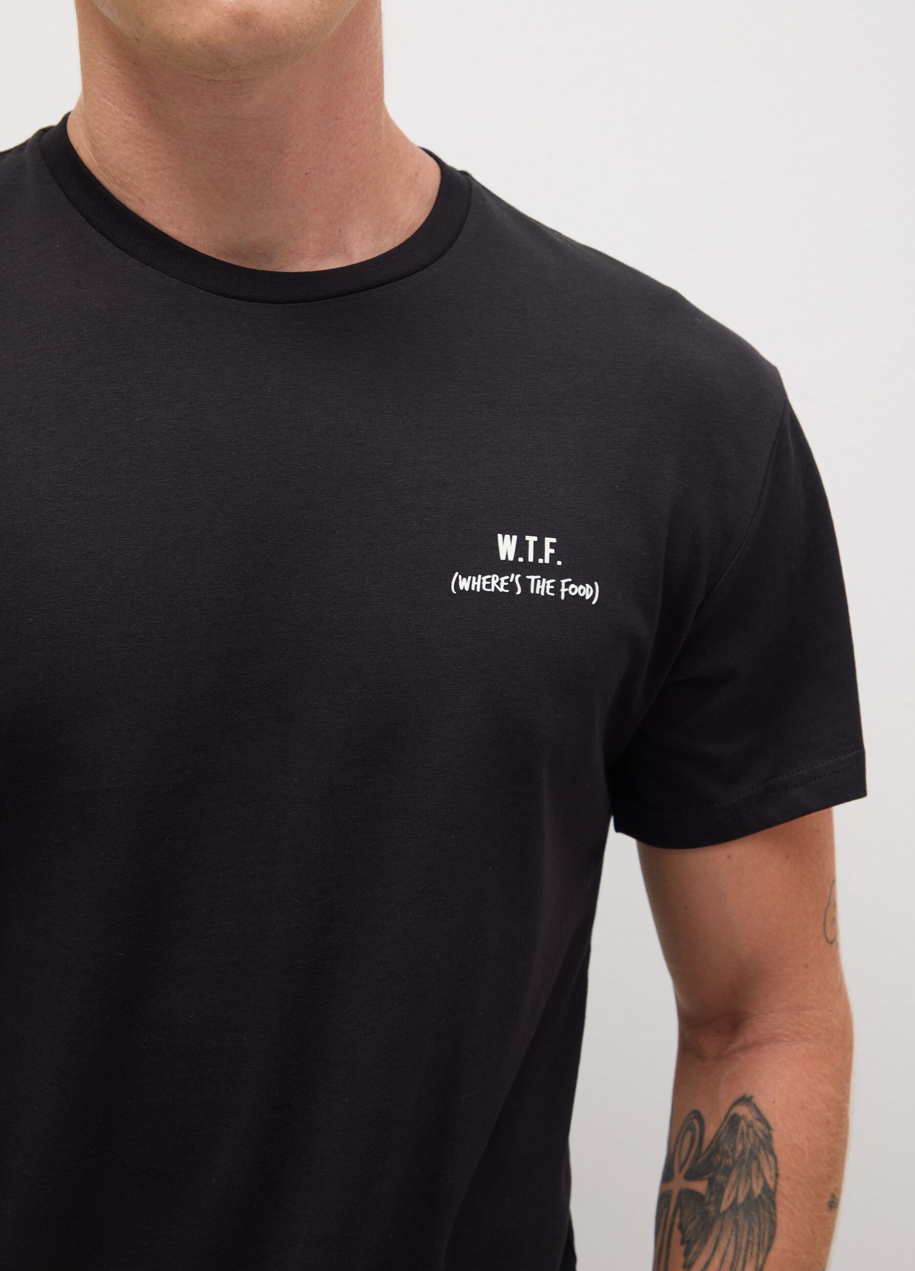 Men&rsquo;s black regular fit T-shirt in 100% cotton