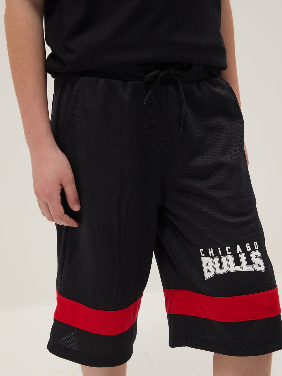 Kids' black and red regular fit shorts with Chicago Bulls logo_2