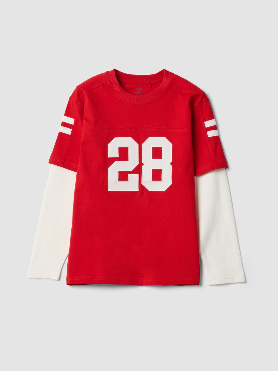 T-shirt rossa in puro cotone con girocollo e stampa college per ragazzo_0