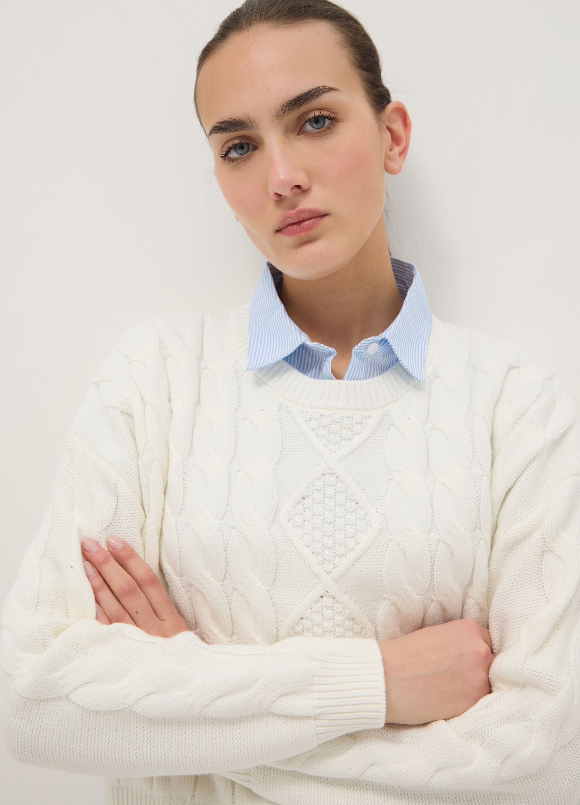 White cotton blend sweater regular fit with cable knit pattern