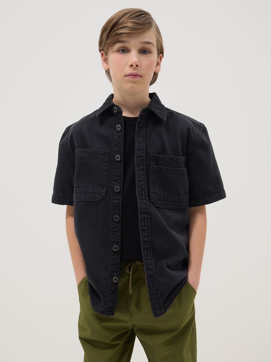 Camicia in puro cotone denim nero da ragazzo oversize fit con taschini_0