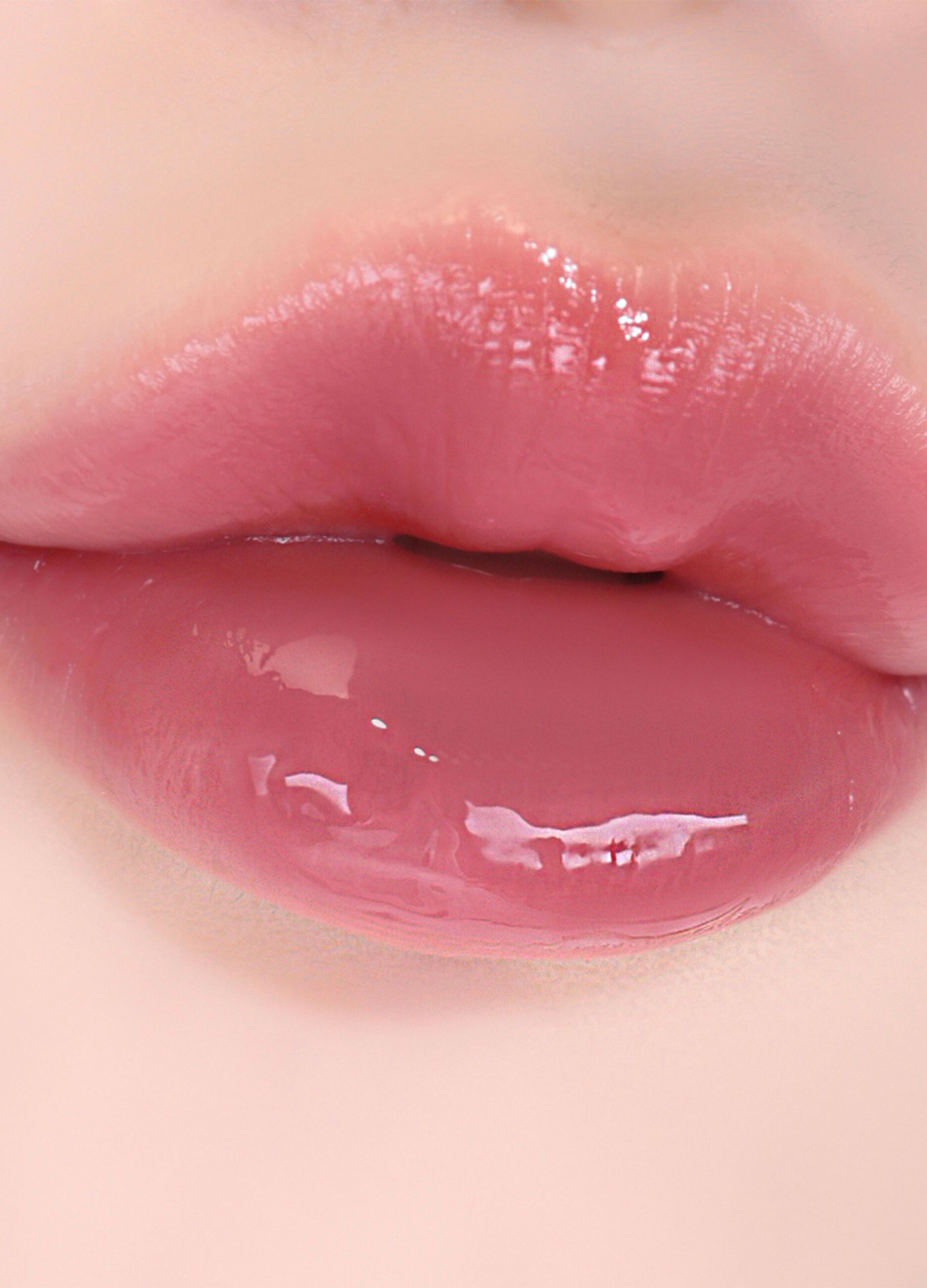Water-based lip tint offering great radiance with a long-lasting lightweight finish