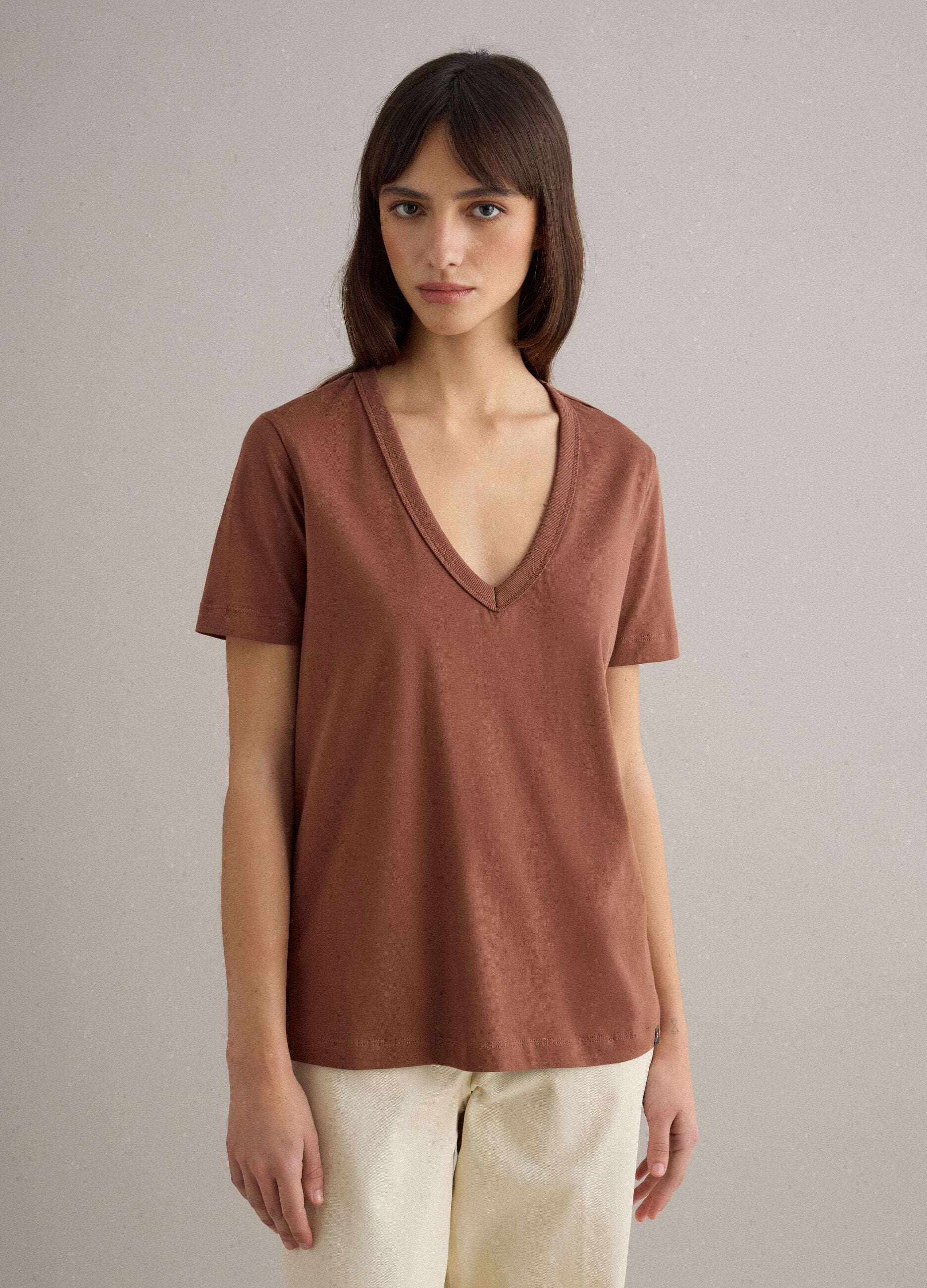 Short-sleeve brown pure cotton T-shirt, regular fit, deep V-neck
