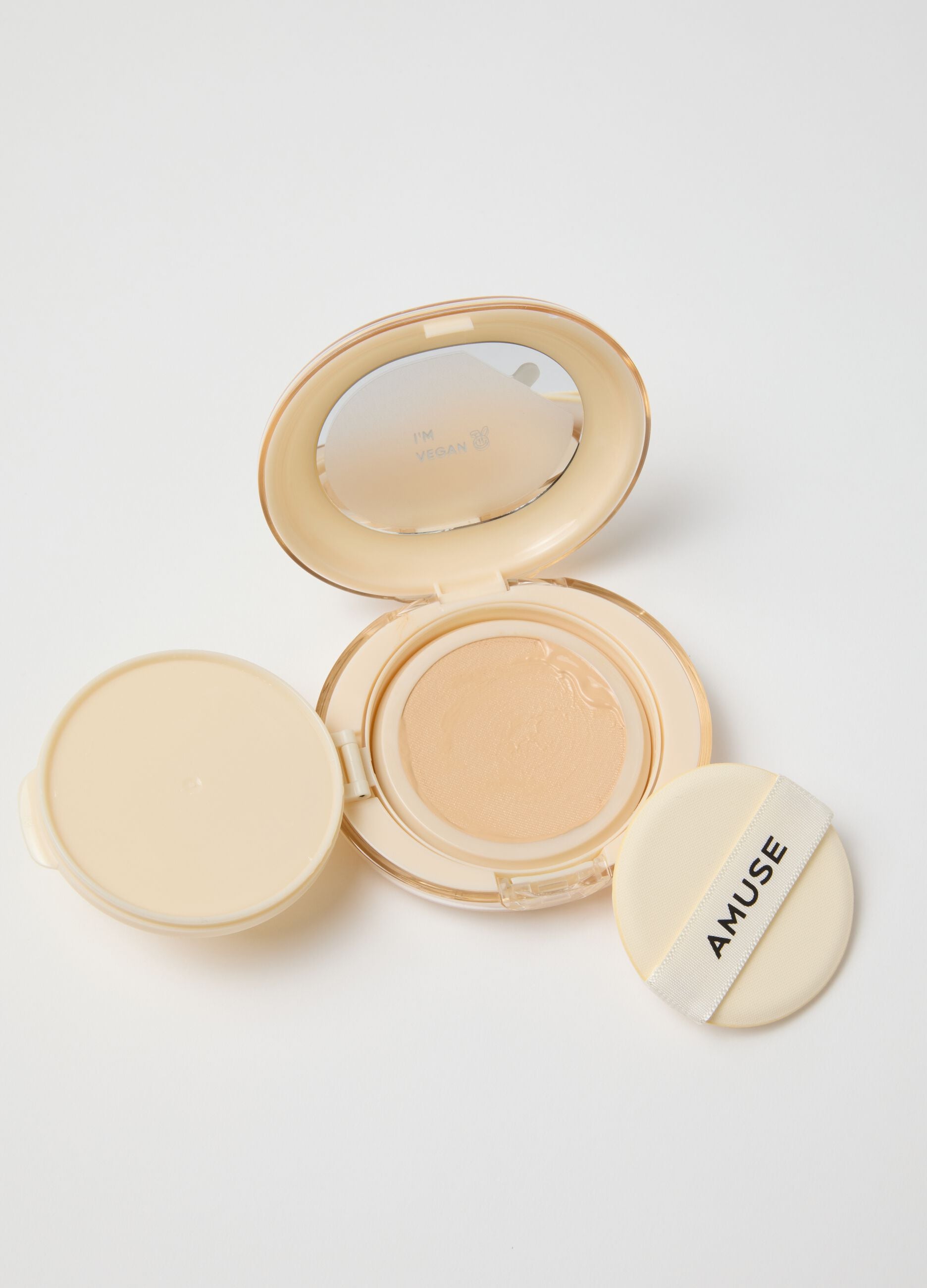Cushion foundation with "dew barrier" effect, for luminous and even skin at any time of the day thanks to patented anti-pollution technology.