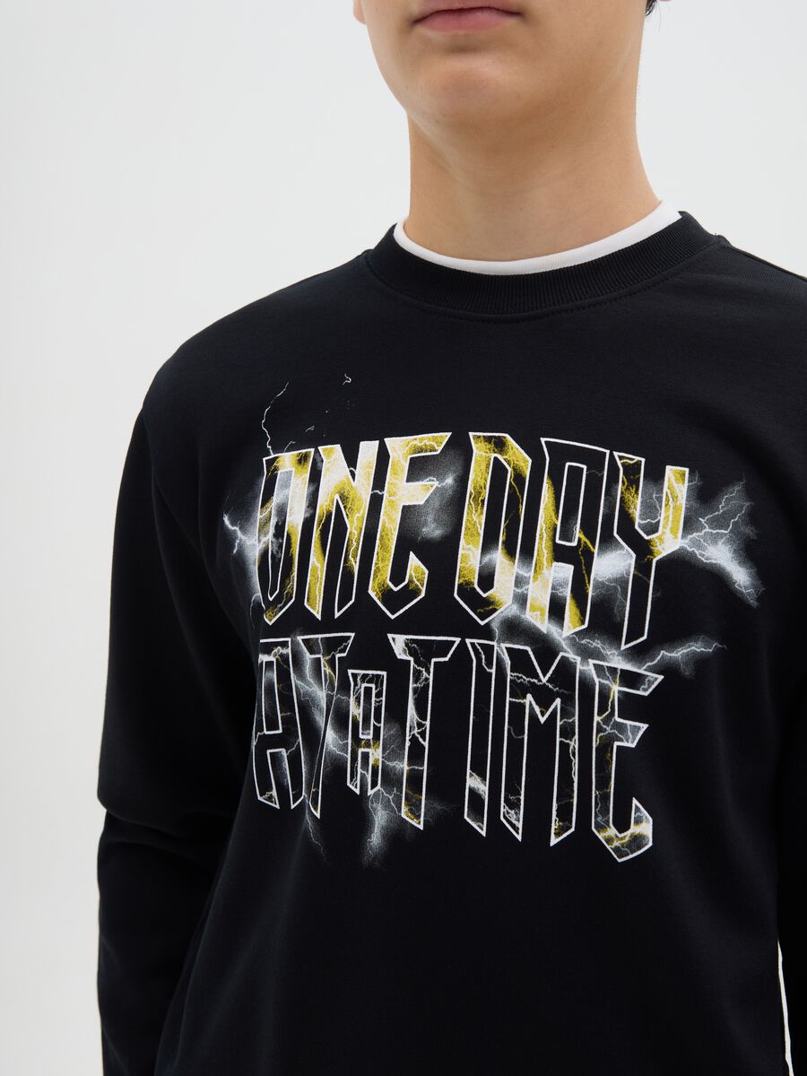 Round neck sweatshirt with print_1