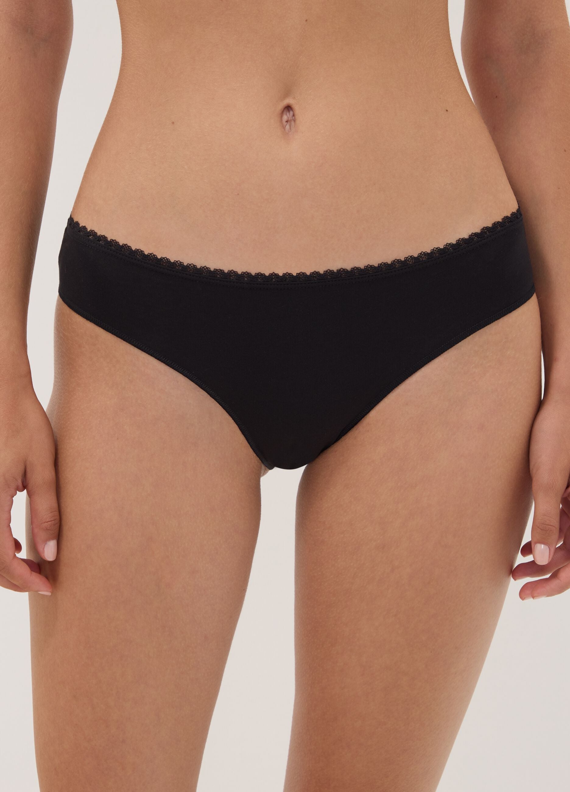 Three-pack of black and white briefs in stretch organic cotton blend