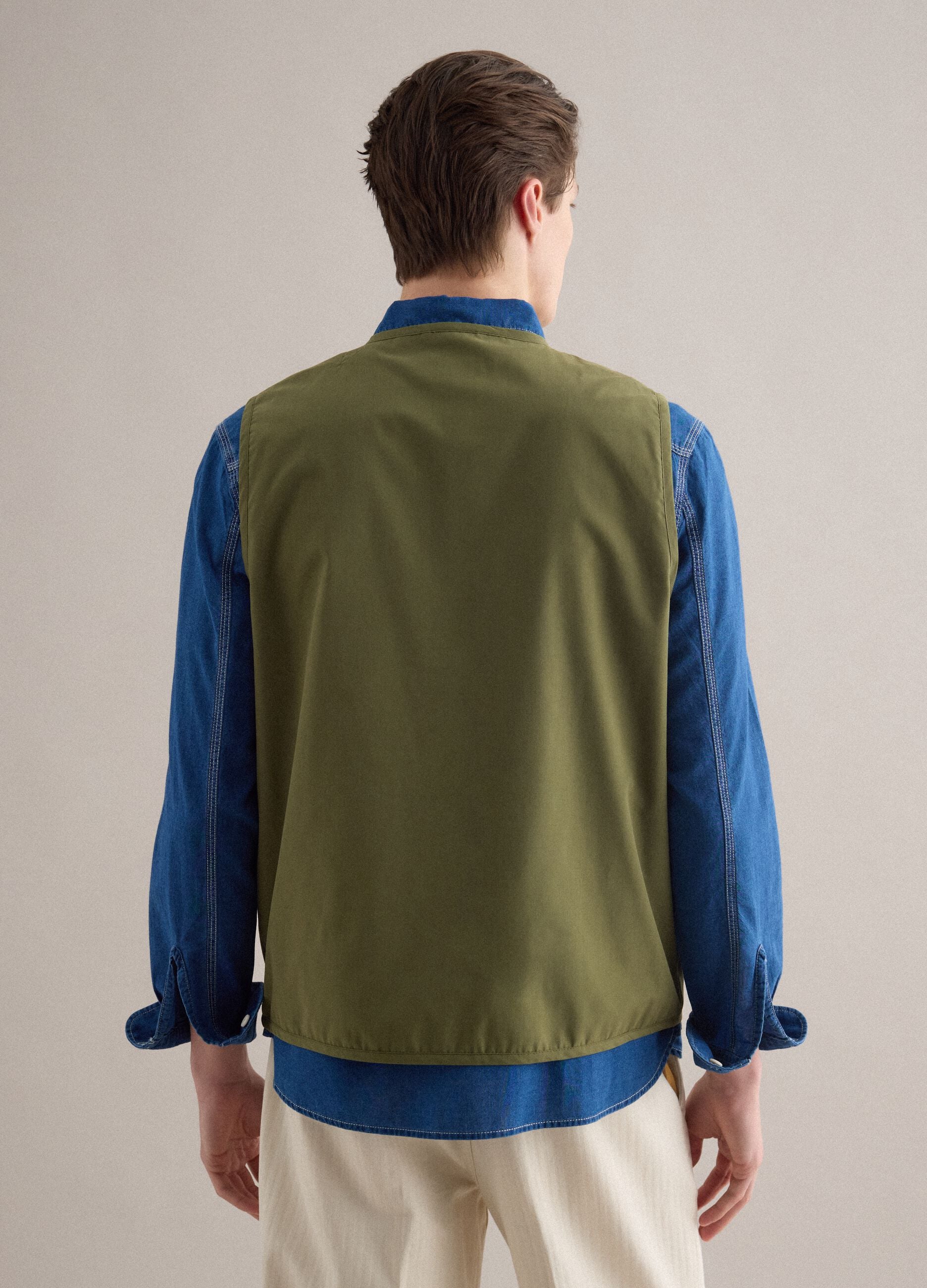 Regular fit green gilet with zip and front pockets