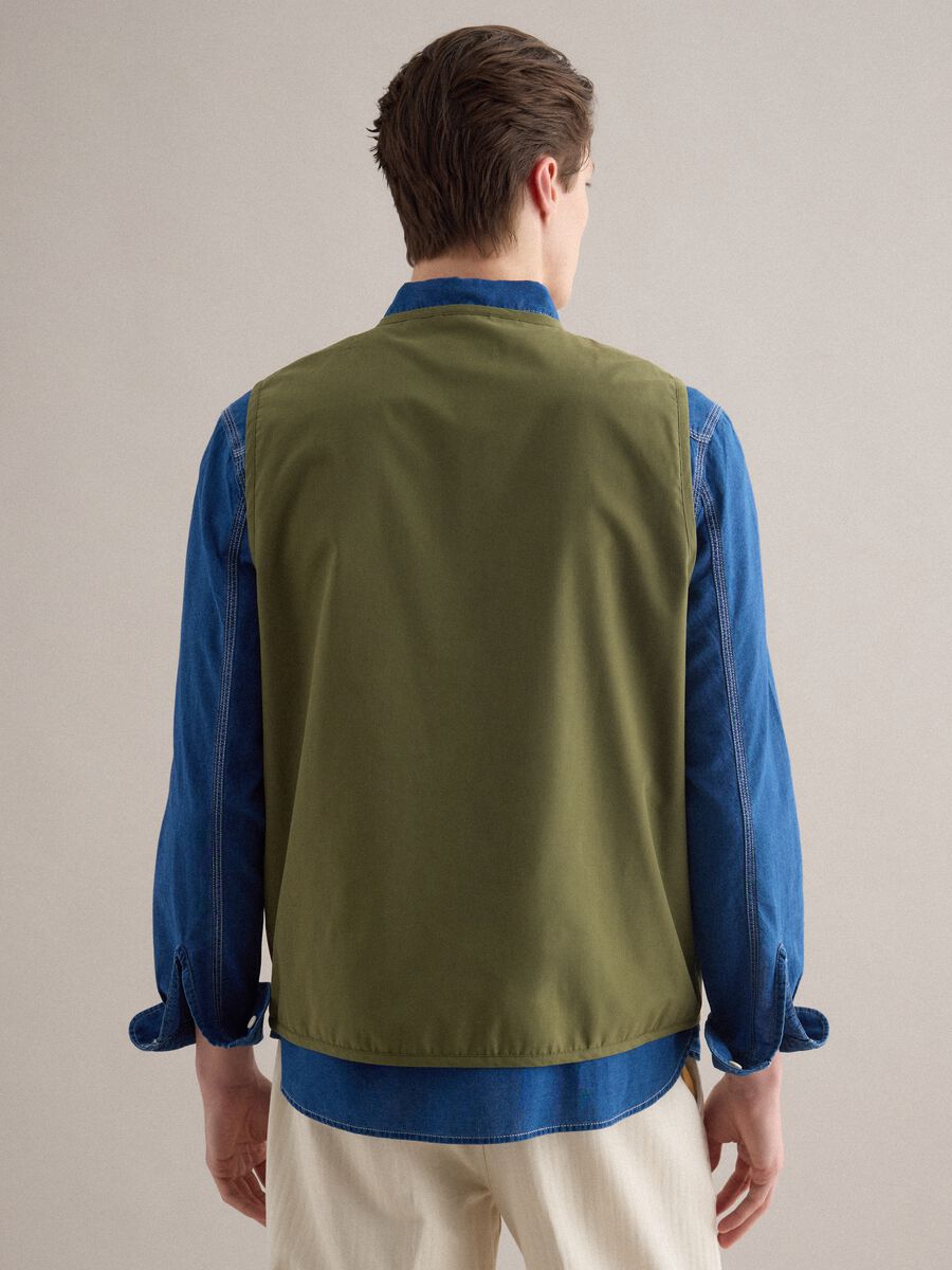Regular fit green gilet with zip and front pockets_3