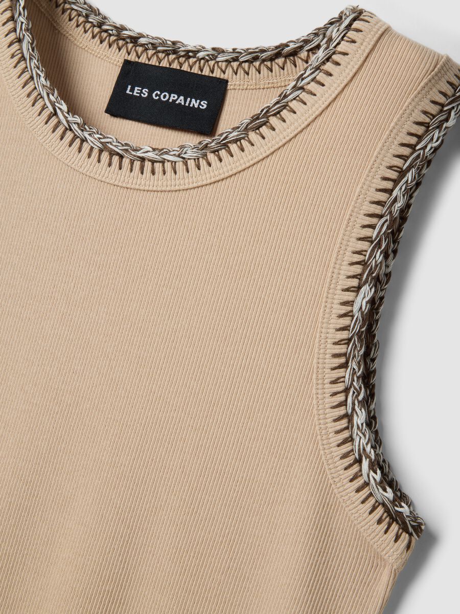 Beige regular fit stretch cotton tank top with embroidered edges_5