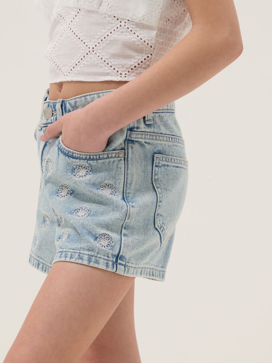 Girls&rsquo; light blue pure cotton denim shorts, regular fit with embroidery_2