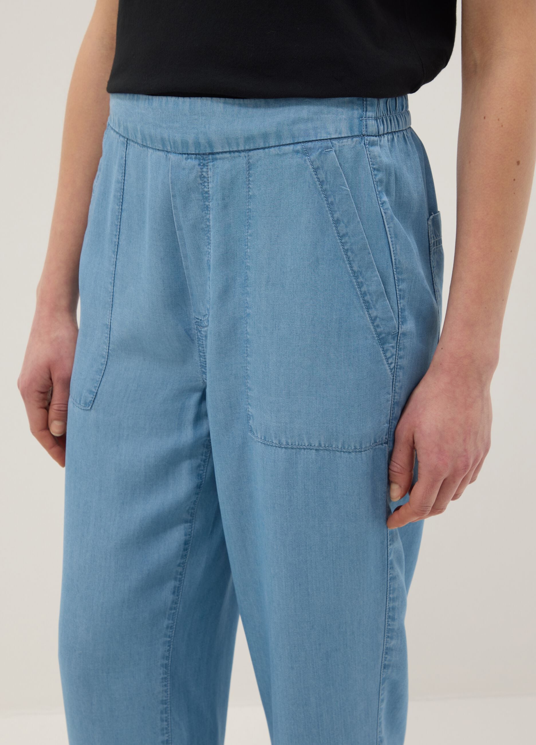 Jeans denim azzurro chiaro in puro lyocell con vita elasticizzata relaxed fit