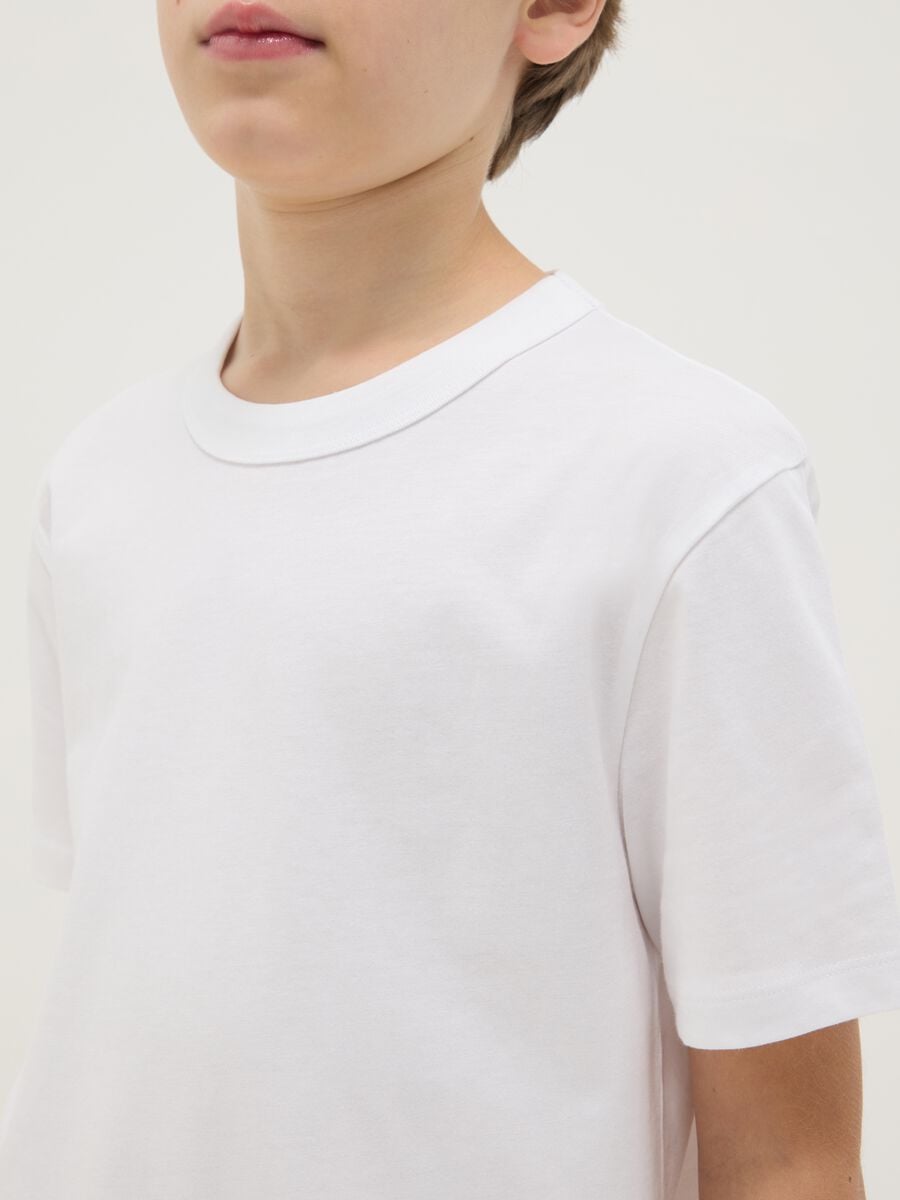 Boy's white crew neck T-shirt in pure cotton over fit_2