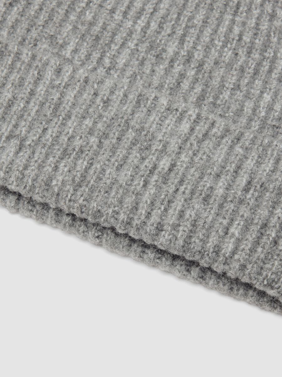Cappello grigio in lana elasticizzato a coste_1