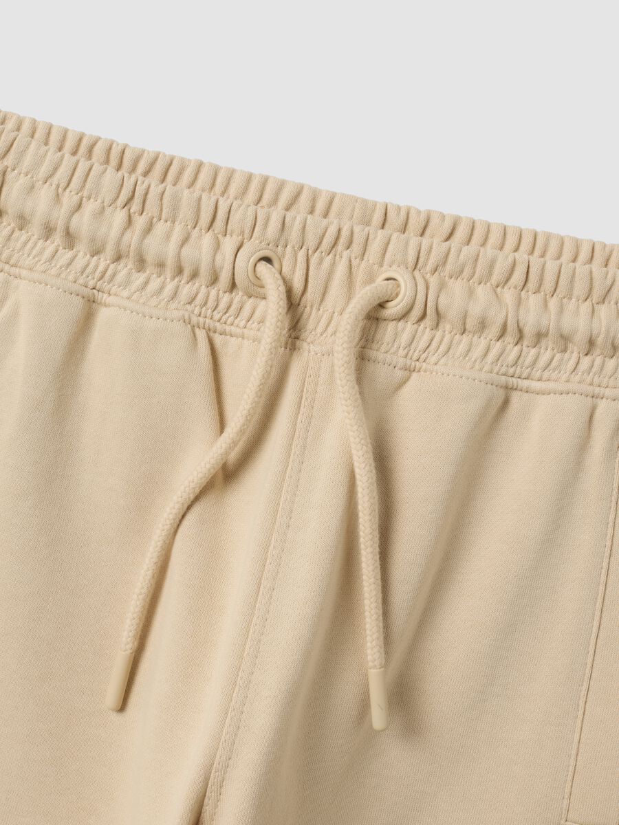 Jogger beige in puro cotone con stampa comfort fit per ragazzo_2