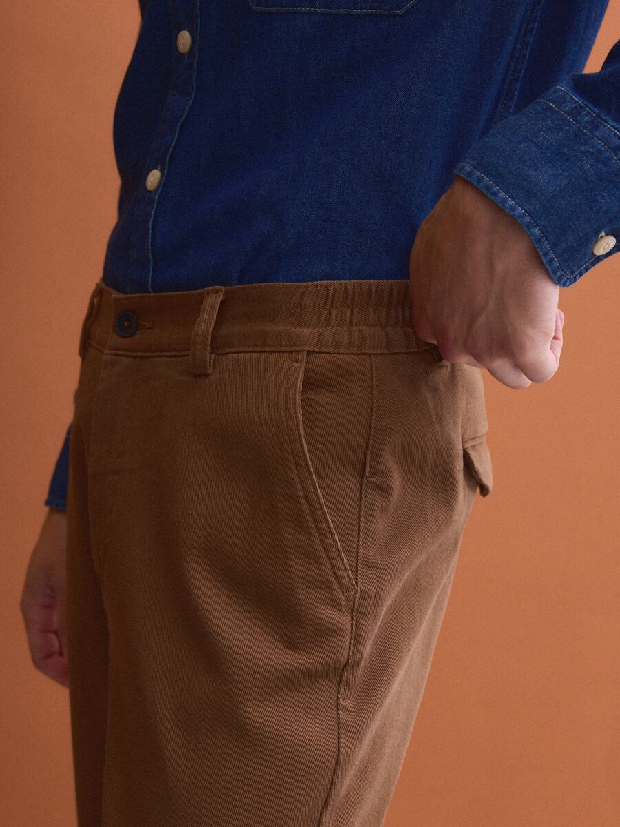 Pantaloni chino marroni in cotone elasticizzato straight fit_3