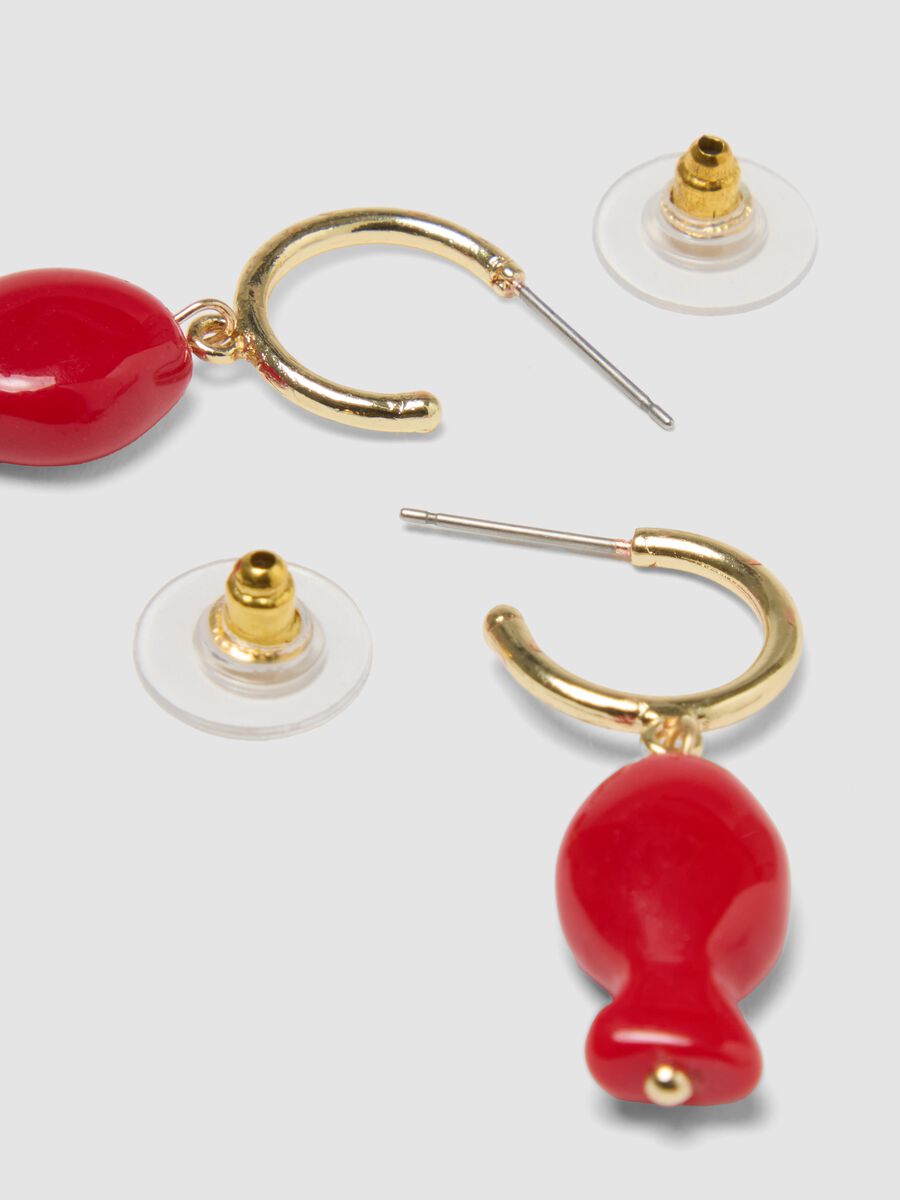 Orecchini con pendente in resina rossa a forma di pesce_2