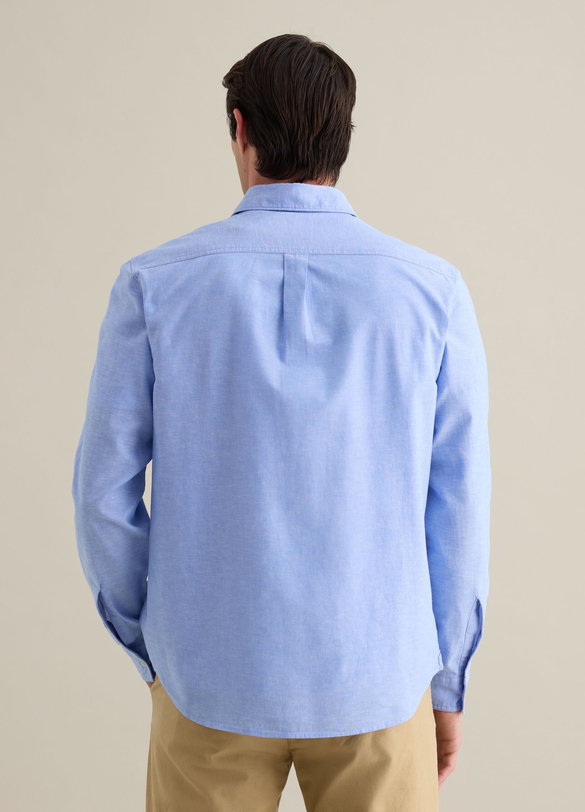 Men&rsquo;s light blue cotton and linen shirt in regular fit with pockets