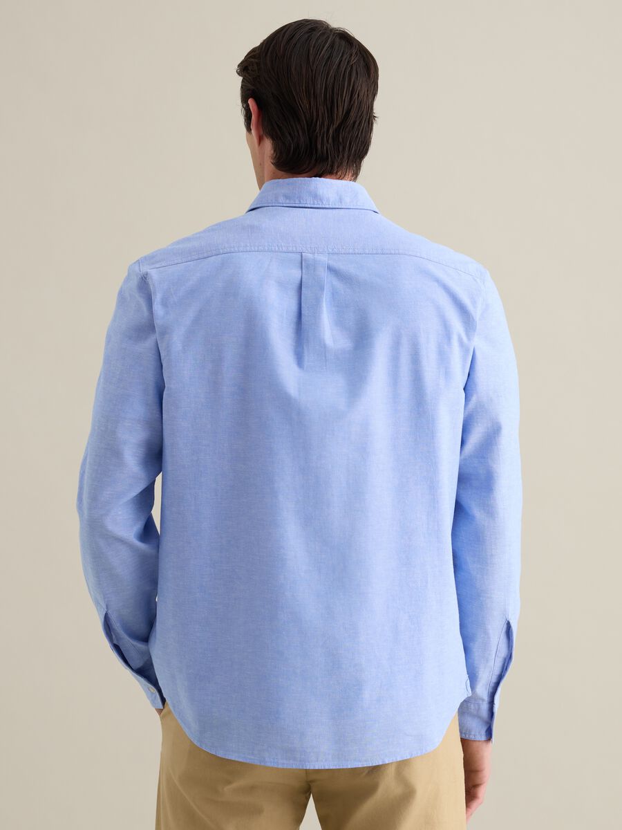Men&rsquo;s light blue cotton and linen shirt in regular fit with pockets_3