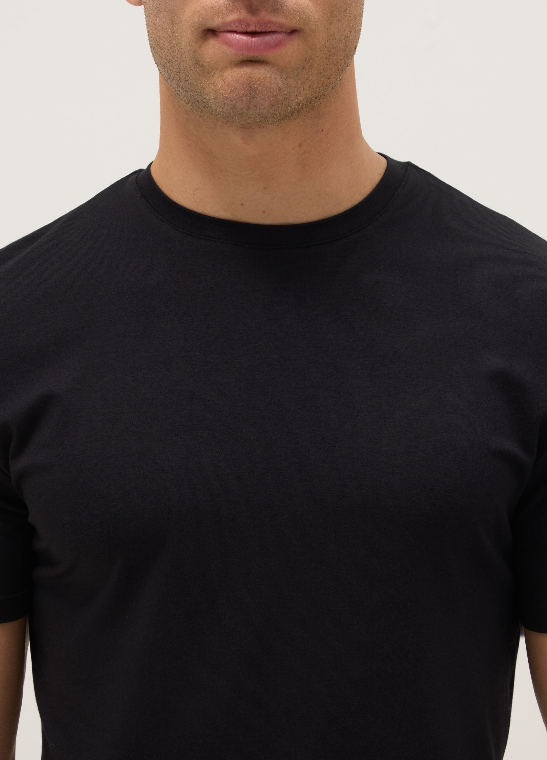 Black crew neck t-shirt in cotton blend regular fit
