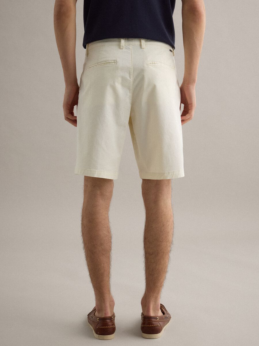 White stretch cotton chino shorts, regular fit_2