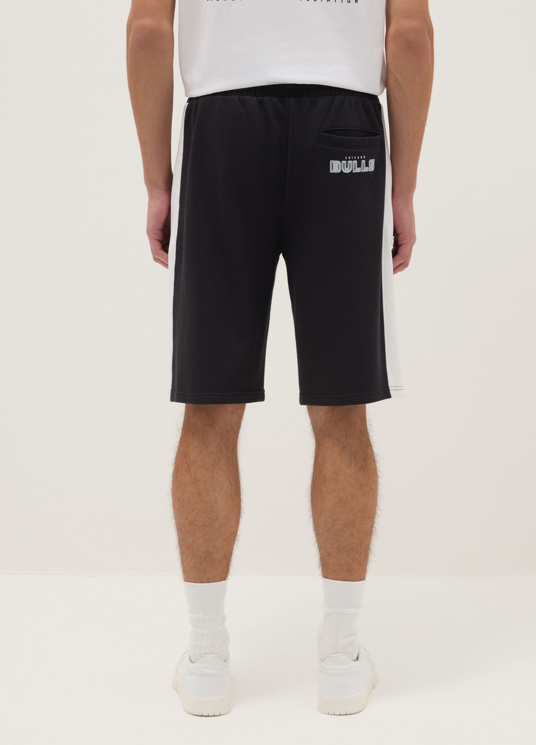 Black cotton blend regular fit sports shorts with Chicago Bulls logo